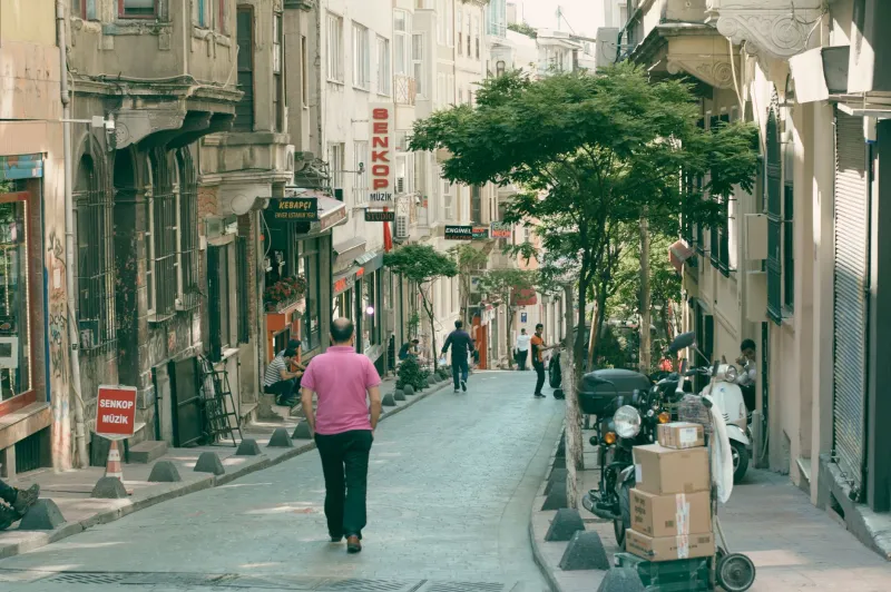Unlocking the City: How a Well-Briefed Companion Becomes Your Most Valuable Cultural Asset in Istanbul